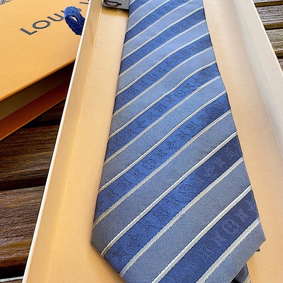 🎁HOLIDAY 25’🎁🔥🆕💯ICONIC LOUIS VUITTON KNIGHT CHARMS STRIPES MONOGRAM TIE🔥 - Picture 4 of 17